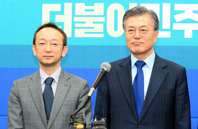 문재인 대통령이 후보 시절 염한웅 기초과학연구원(IBS) 단장(포항공대 물리학과 교수)을 대선 캠프에 영입할 당시의 모습. 이날 문 대통령은 기초연구 지원 강화에 대한 의지를 밝혔다. - 동아일보DB